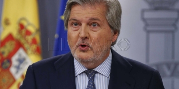 GRA297. MADRID, 05/05/2017.- El ministro de Educación, Cultura y Deporte, y portavoz del Gobierno, Íñigo Méndez de Vigo, durante la rueda de prensa posterior a la reunión del Consejo de Ministros, en el Palacio de la Moncloa. EFE/Paco Campos