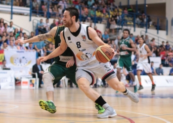 El jugador del Melilla Baloncesto Pablo Almazán apura todas sus opciones de recuperarse cuanto antes de la lesión que le tiene apartado de las pistas de juego.