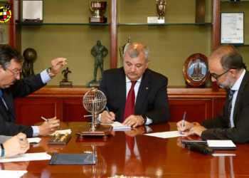 Diego Martínez estuvo presente en este sorteo oficial.
