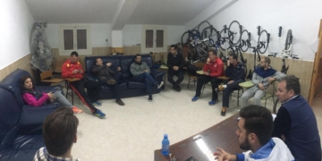 Fotografía en la Federación Melillense de Ciclismo junto al Triatlón para llevar a cabo una de sus iniciativas hace algunos meses.