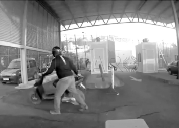 Momento en que el coche kamikaze impacta contra la puerta y tira al suelo al policía nacional