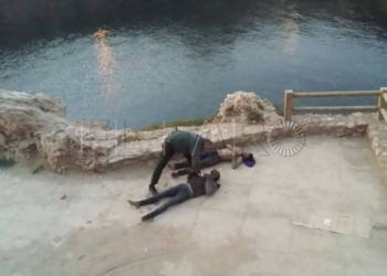 Imagen del guardia civil, en el momento del rescate de los menores que estaban dentro de una cueva que ardió