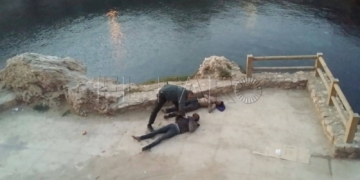 Imagen del guardia civil, en el momento del rescate de los menores que estaban dentro de una cueva que ardió