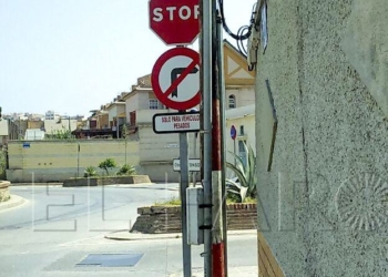 Varias señales de Tráfico obligan al viandante a apearse de la acera.