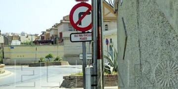 Varias señales de Tráfico obligan al viandante a apearse de la acera.