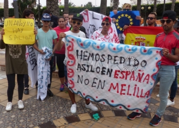 Manifestación de demandantes de asilo por su condición sexual, en la Plaza de España de Melilla.