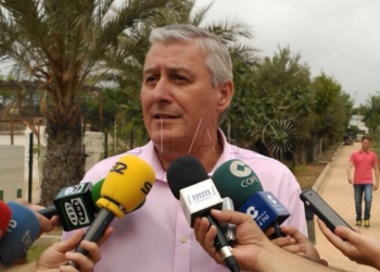 El consejero de Bienestar Social, Daniel Ventura, atiende a los medios.
