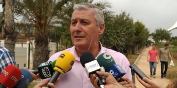 El consejero de Bienestar Social, Daniel Ventura, atiende a los medios.