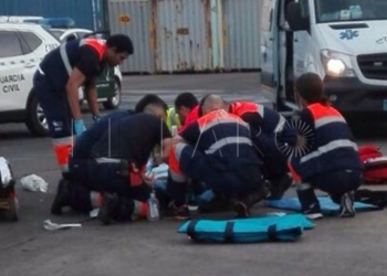 Herido grave un joven al ser atropellado por el camión del que saltó para colarse en un barco