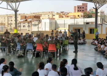 La Unidad de Música del Batallón de  Cuartel General de la Comgemel actuó ayer en el CEIP Mediterráneo.