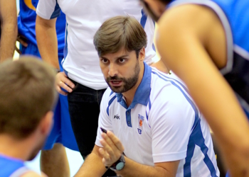 El técnico melillense, dando consignas a sus jugadores
