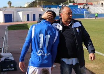 Sufian, de espaldas, siendo consolado por Josu Uribe, en su cambio frente al Lorca de este año