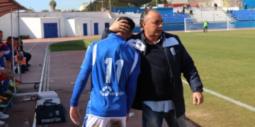 Sufian, de espaldas, siendo consolado por Josu Uribe, en su cambio frente al Lorca de este año