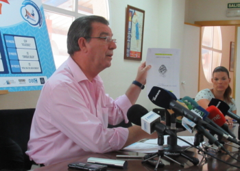 Antonio Miranda, mostrando alguna de la documentación, en la rueda de prensa.