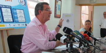 Antonio Miranda, mostrando alguna de la documentación, en la rueda de prensa.