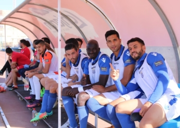 Sufian Mimun (primero por la derecha), con algunos de sus compañeros en el banquillo del estadio municipal Álvarez Claro, en el último partido de la temporada recién finalizada