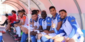 Sufian Mimun (primero por la derecha), con algunos de sus compañeros en el banquillo del estadio municipal Álvarez Claro, en el último partido de la temporada recién finalizada
