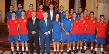 Las jugadores de la Selección Sub-21, en su visita al Palacio de la Asamblea de la Ciudad Autónoma de Melilla.