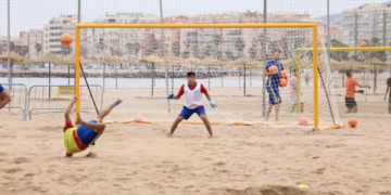 Diferente trabajo realizado por el combinado nacional, en el terreno de juego de la playa de San Lorenzo.