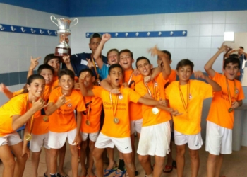 Celebración en los vestuarios del título nacional de los jugadores de la Peña Real Madrid de Melilla