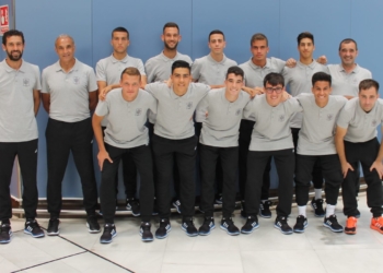Los miembros de la primera selección española sub-21, con cuatro melillenses en sus filas, posaron en el vestíbulo del aeropuerto de nuestra ciudad antes de partir hacia Siófok.