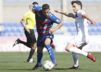 El último fichaje azulino, en uno de los partidos con el Llagostera, su anterior equipo.