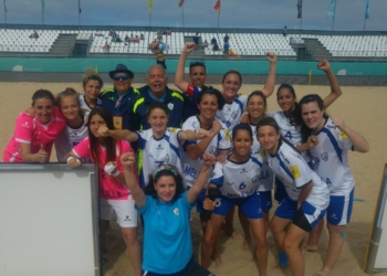 Las jugadoras y técnicos del conjunto melillense celebran la victoria en los cuartos de final.