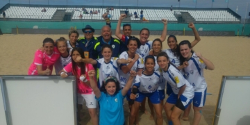 Las jugadoras y técnicos del conjunto melillense celebran la victoria en los cuartos de final.
