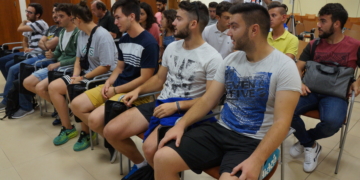 Alumnos a la espera de recibir sus diplomas acreditativos.