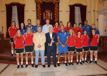 Las jugadoras del combinado nacional, en su visita al Palacio de la Asamblea de la Ciudad Autónoma de Melilla.