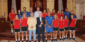 Las jugadoras del combinado nacional, en su visita al Palacio de la Asamblea de la Ciudad Autónoma de Melilla.