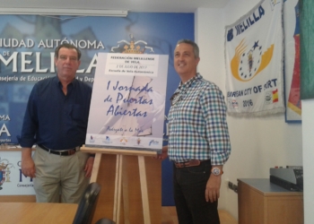 El consejero de Deportes, Antonio Miranda junto al presidente de la Federación Melillense de Vela, Juanma Hernández, en la presentación del cartel.