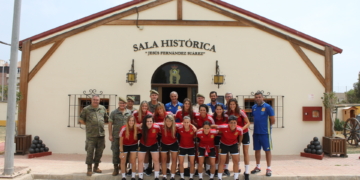 Foto de familia de las jugadoras melillenses, en su visita al acuartelamiento militar.