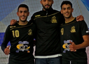 El técnico local, Faisal Salmi (centro), junto a los jugadores melillenses, Yusef y Brahim.