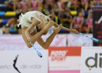 Aiara García, realizando ejercicios de mazas, durante la competición que disputó en Guadalajara 2016.