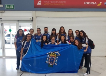 Las jugadoras melillenses, minutos antes de partir del aeropuerto de nuestra ciudad