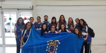 Las jugadoras melillenses, minutos antes de partir del aeropuerto de nuestra ciudad
