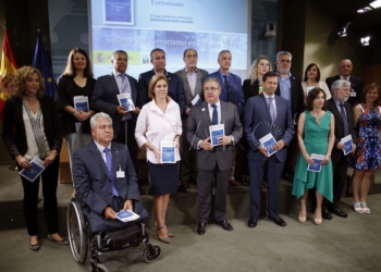 Los ministros del Interior, Zoido, y de Defensa, Cospedal, ayer, en la presentación del balance de terrorismo.