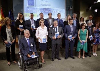 GRA058 MADRID, 01/06/2017.- El ministro del Interior, Juan Ignacio Zoido, y la ministra de Defensa, María Dolores de Cospedal, que participaron hoy en Madrid en la presentación del tercer número de los Cuadernos del Centro Memorial de las Víctimas del Terrorismo, posan con representantes de las asociaciones de afectados. EFE/Paco Campos