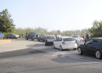 Fotografía de agentes de movilidad en la rotonda de Cabrerizas regulando el tráfico que coches que van al rezo