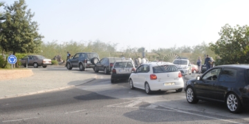 Fotografía de agentes de movilidad en la rotonda de Cabrerizas regulando el tráfico que coches que van al rezo