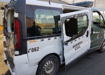 Así quedó el vehículo de la Guardia Civil tras la embestida del coche kamikaze que se coló por Farhana