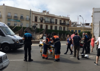 Una joven motorista resultó ayer herida tras una colisión con un vehículo en la rotonda de Primero de Mayo.
