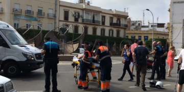 Una joven motorista resultó ayer herida tras una colisión con un vehículo en la rotonda de Primero de Mayo.
