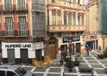 Imagen de dos establecimientos del centro de la ciudad que han cerrado en el último año.