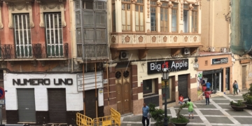 Imagen de dos establecimientos del centro de la ciudad que han cerrado en el último año.