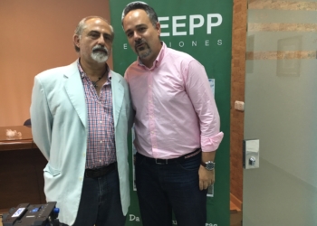 El escritor Antonio Molina (d), junto al presidente del Fórum Filosófico de Melilla, Juan Carlos Cavero.