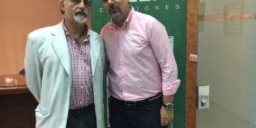 El escritor Antonio Molina (d), junto al presidente del Fórum Filosófico de Melilla, Juan Carlos Cavero.