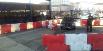 En 2013 hubo que poner conos en Beni Enzar para frenar la entrada de coches kamikazes