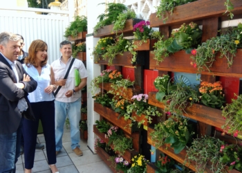 Paz Velázquez y Juan José Torreblanca, junto al jardín vertical instalado en el Buen Acuerdo.